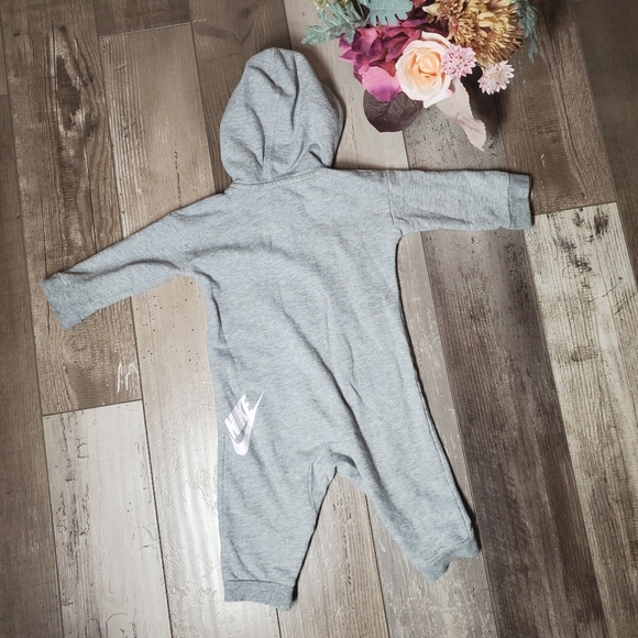 Nike Baby Boy Size 6/9M Gray and White Zip Up Hooded Coverall Sweatsuit Romper - Picture 2 of 16